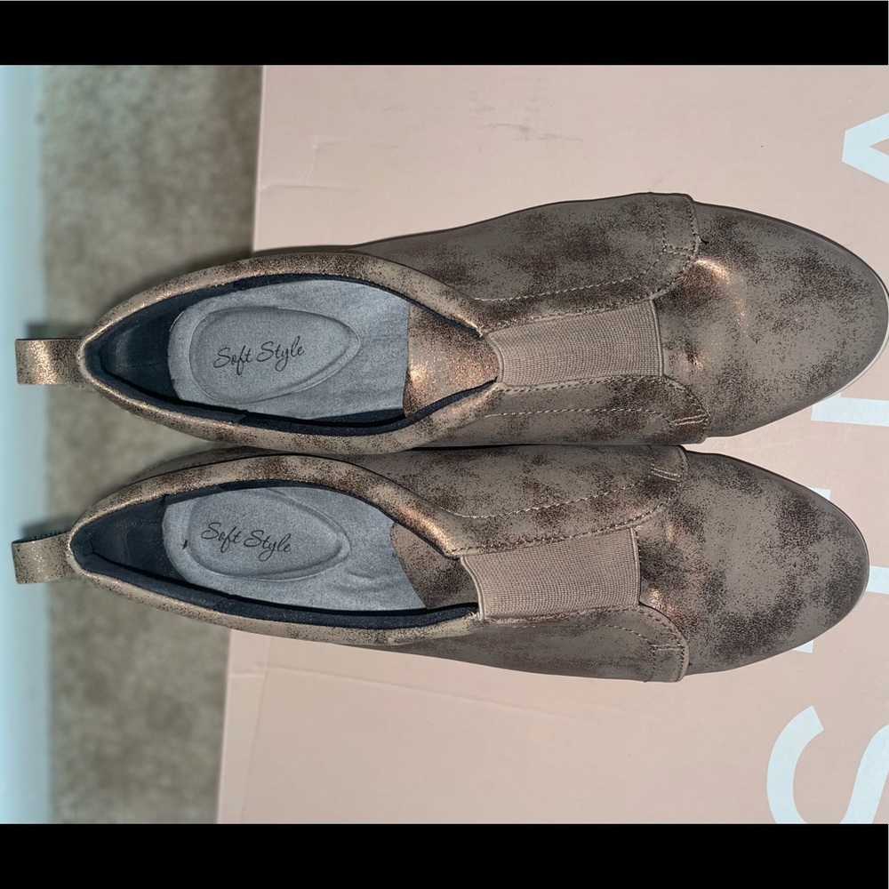 Size 12 women’s taupe hush puppies